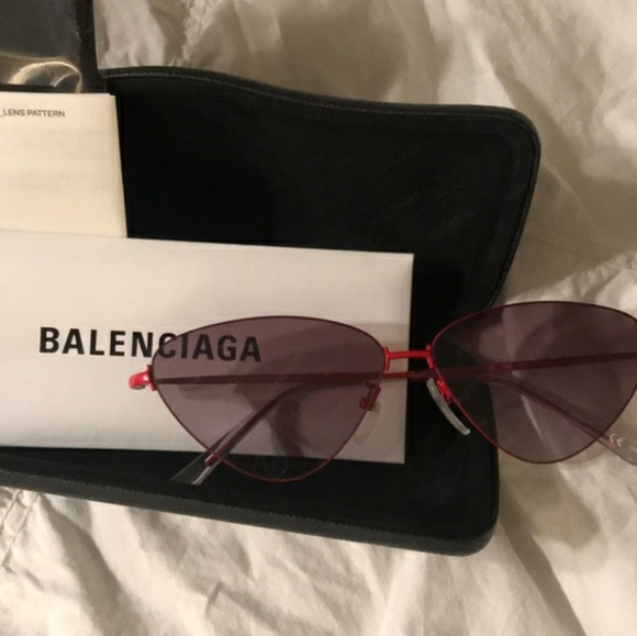 ❣ 🔥  Host Pick❣BALENCIAGA 🔥 Cat Eye Logo Red  Sunglasses - Picture 5 of 7